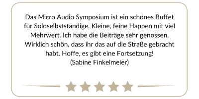 Auf einer weißen rechteckigen Box mit abgerundeten Ecken steht ein deutscher Text, der das Micro Audio Symposium lobt, es als ein schönes Buffet für Solo-Unternehmer beschreibt, die Beiträge würdigt und auf eine Fortsetzung hofft. Unter dem Text sind fünf Sterne zu sehen, die Unterschrift von Sabine Finkelmeier.