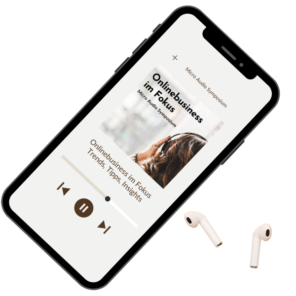Ein Smartphone mit einem Podcast mit dem Titel „Onlinebusiness im Fokus: Trends, Tipps, Insights“ von Micro Audio Symposium auf dem Bildschirm. Neben dem Telefon befinden sich zwei kabellose Micro Audio-Ohrhörer auf weißem Hintergrund.