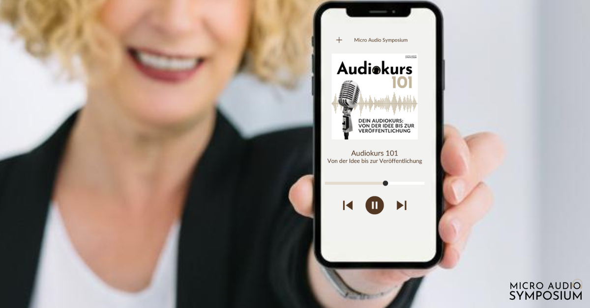 Eine lächelnde Person mit lockigem blondem Haar hält ein Smartphone in der Hand, auf dem ein Audiokurs mit dem Titel "Audiokurs 101" mit einem alten Mikrofon abgebildet ist - perfekt für alle, die neugierig auf Audiokurs vs. Podcast sind; die Wiedergabesteuerung ist auf dem Bildschirm zu sehen.