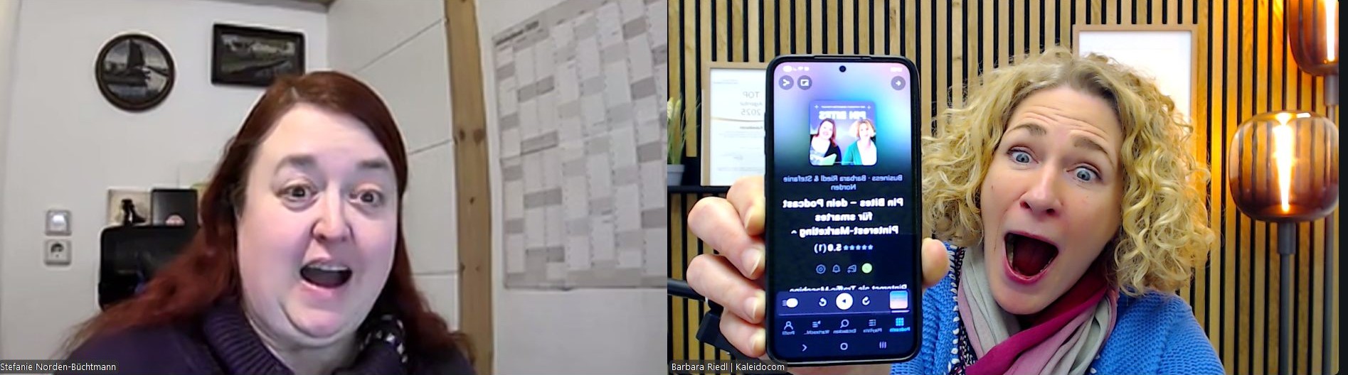 Zwei Frauen lächeln bei einem Videoanruf aufgeregt. Die Frau rechts im blauen Pullover hält ihr Smartphone hoch, auf dem ein Text über eine Blogparade steht. Die Frau links, mit langen roten Haaren, reagiert mit einem überraschten, freudigen Gesichtsausdruck.
